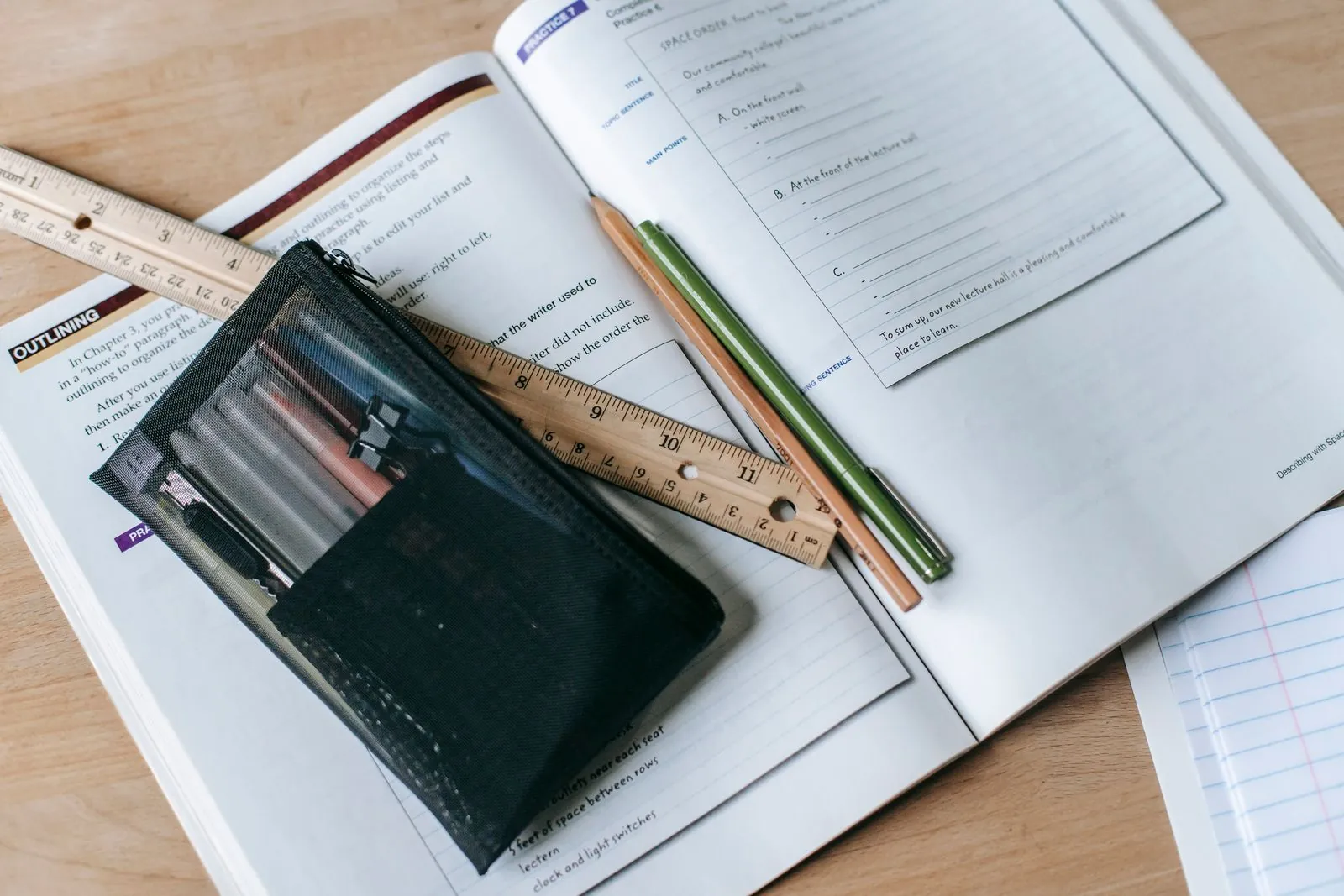 Cahiers, manuels et crayons sur un bureau d'étude